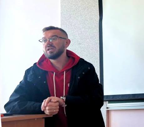 Представник фірми розповідає про умови донації